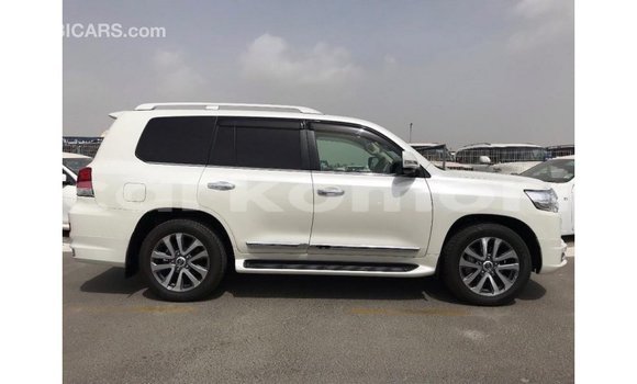 Acheter Import Voiture Toyota Land Cruiser Blanc à Import - Dubai, Grande Comore Acheter Import Voiture Toyota Land Cruiser Blanc à Import - Dubai, Grande Comore