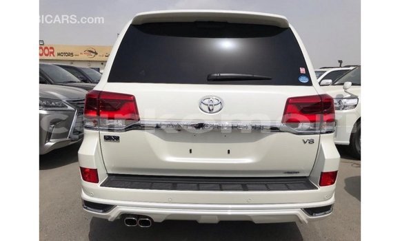 Acheter Import Voiture Toyota Land Cruiser Blanc à Import - Dubai, Grande Comore Acheter Import Voiture Toyota Land Cruiser Blanc à Import - Dubai, Grande Comore