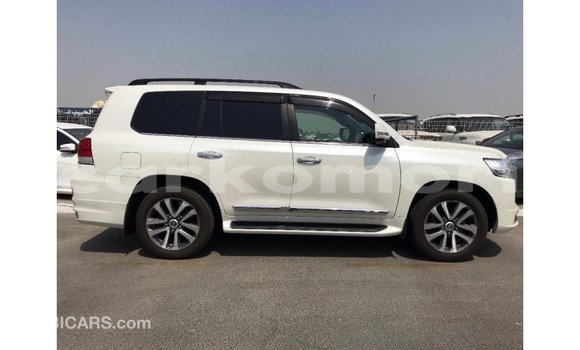 Buy Import Toyota Land Cruiser White Car in Import - Dubai in Great Comore Buy Import Toyota Land Cruiser White Car in Import - Dubai in Great Comore