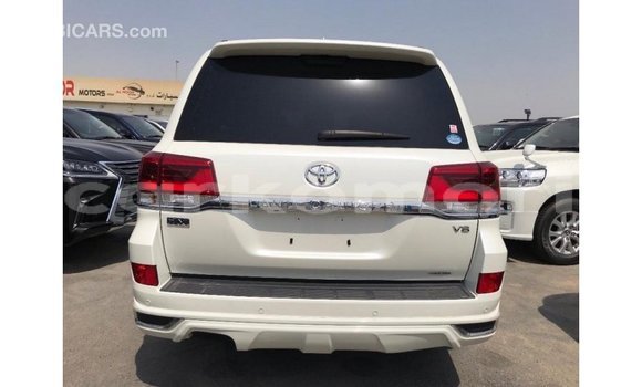 Buy Import Toyota Land Cruiser White Car in Import - Dubai in Great Comore Buy Import Toyota Land Cruiser White Car in Import - Dubai in Great Comore