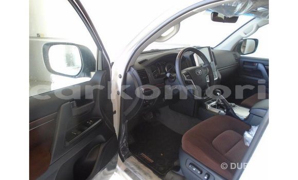 Buy Import Toyota Land Cruiser White Car in Import - Dubai in Great Comore Buy Import Toyota Land Cruiser White Car in Import - Dubai in Great Comore