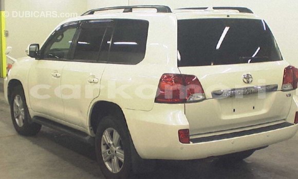 Buy Import Toyota Land Cruiser White Car in Import - Dubai in Great Comore Buy Import Toyota Land Cruiser White Car in Import - Dubai in Great Comore
