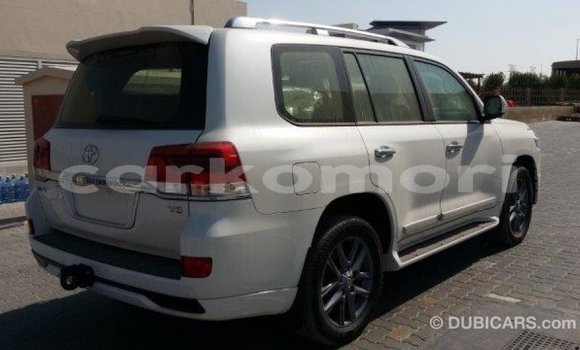 Buy Import Toyota Land Cruiser White Car in Import - Dubai in Great Comore Buy Import Toyota Land Cruiser White Car in Import - Dubai in Great Comore
