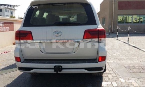 Buy Import Toyota Land Cruiser White Car in Import - Dubai in Great Comore Buy Import Toyota Land Cruiser White Car in Import - Dubai in Great Comore