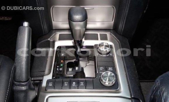 Buy Import Toyota Land Cruiser White Car in Import - Dubai in Great Comore Buy Import Toyota Land Cruiser White Car in Import - Dubai in Great Comore