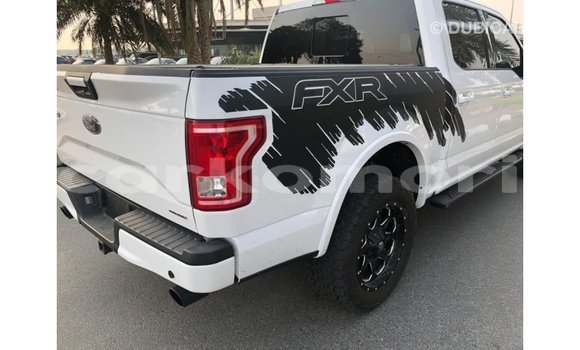 Acheter Import Voiture Ford Club Wagon Blanc à Import - Dubai, Grande Comore Acheter Import Voiture Ford Club Wagon Blanc à Import - Dubai, Grande Comore