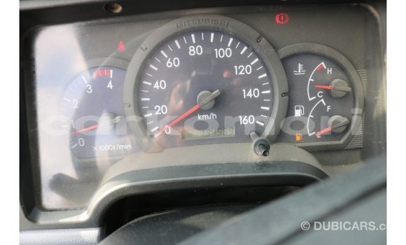 Acheter Import Voiture Mitsubishi Carisma Blanc à Import - Dubai, Grande Comore