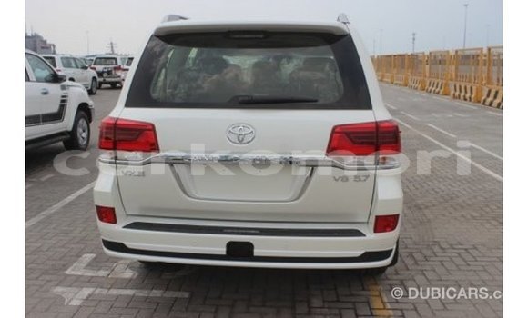 Buy Import Toyota Land Cruiser White Car in Import - Dubai in Great Comore Buy Import Toyota Land Cruiser White Car in Import - Dubai in Great Comore