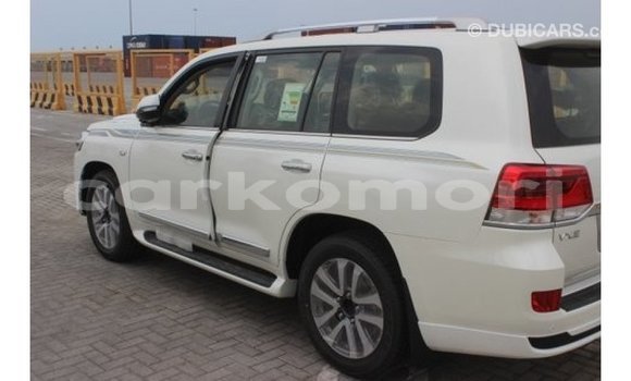 Buy Import Toyota Land Cruiser White Car in Import - Dubai in Great Comore Buy Import Toyota Land Cruiser White Car in Import - Dubai in Great Comore