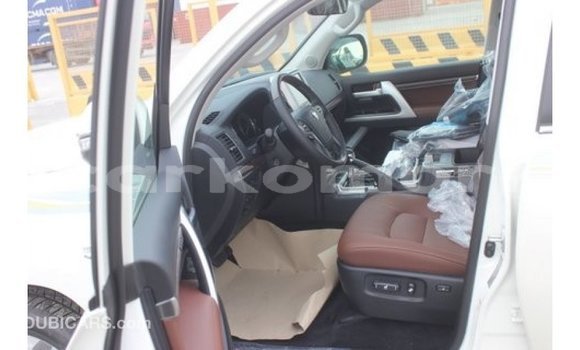 Buy Import Toyota Land Cruiser White Car in Import - Dubai in Great Comore Buy Import Toyota Land Cruiser White Car in Import - Dubai in Great Comore