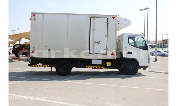 Acheter Import Voiture Mitsubishi Carisma Blanc à Import - Dubai, Grande Comore